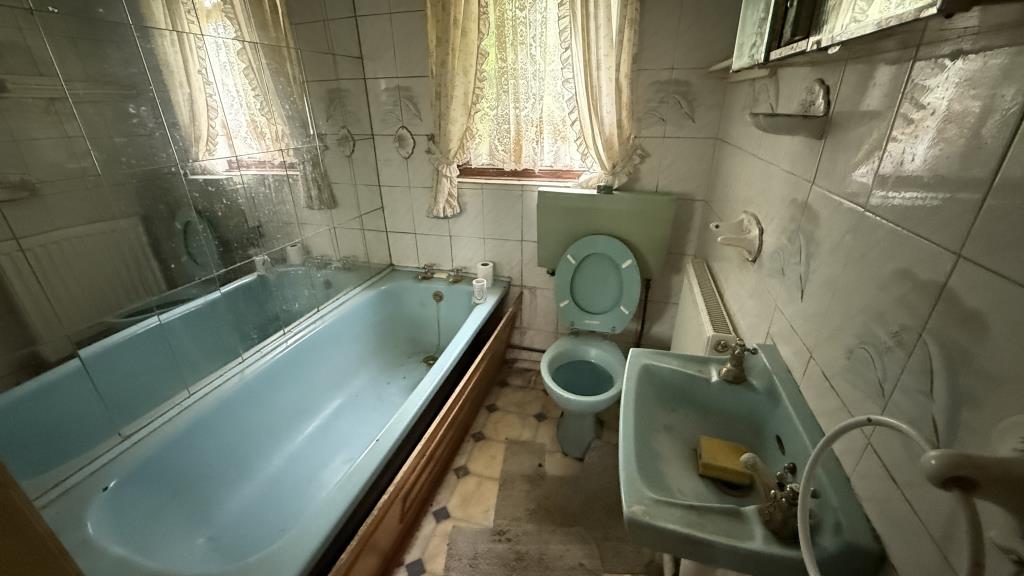 Lot: 136 - TERRACE HOUSE FOR REFURBISHMENT - Internal image of ground floor bathroom